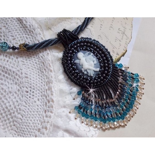 Colar pendente Angelot com anjo acr&iacute;lico, cristais Swarovski e p&eacute;rolas de sementes japonesas