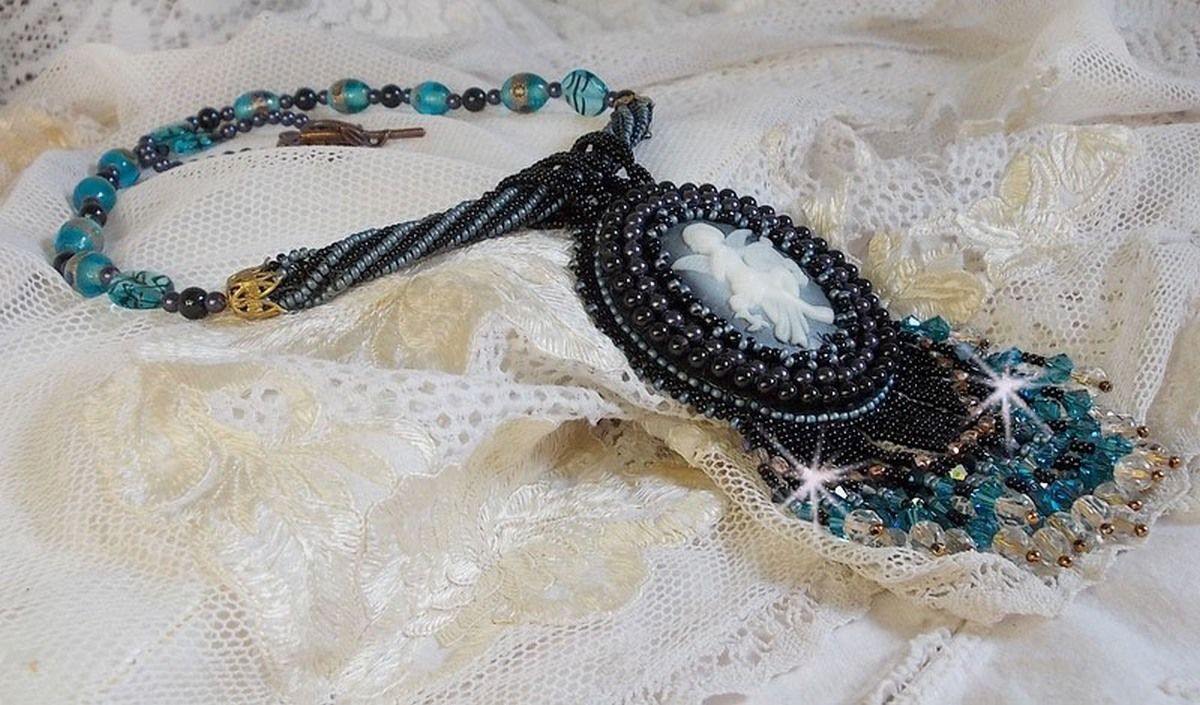 Colar pendente Angelot com anjo acrílico, cristais Swarovski e pérolas de sementes japonesas