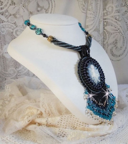 Colar pendente Angelot com anjo acr&iacute;lico, cristais Swarovski e p&eacute;rolas de sementes japonesas