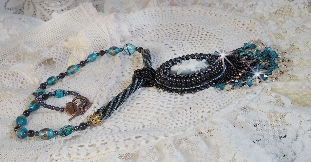 Colar pendente Angelot com anjo acrílico, cristais Swarovski e pérolas de sementes japonesas