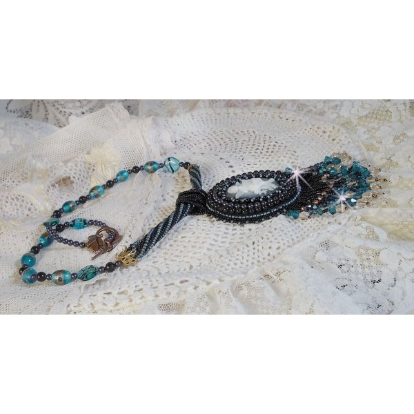Colar pendente Angelot com anjo acrílico, cristais Swarovski e pérolas de sementes japonesas