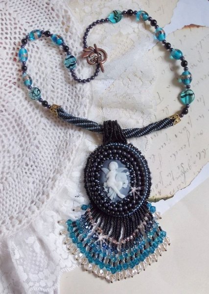 Colar pendente Angelot com anjo acr&iacute;lico, cristais Swarovski e p&eacute;rolas de sementes japonesas