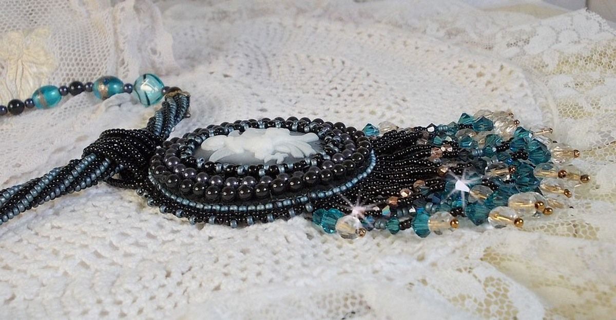 Colar pendente Angelot com anjo acrílico, cristais Swarovski e pérolas de sementes japonesas