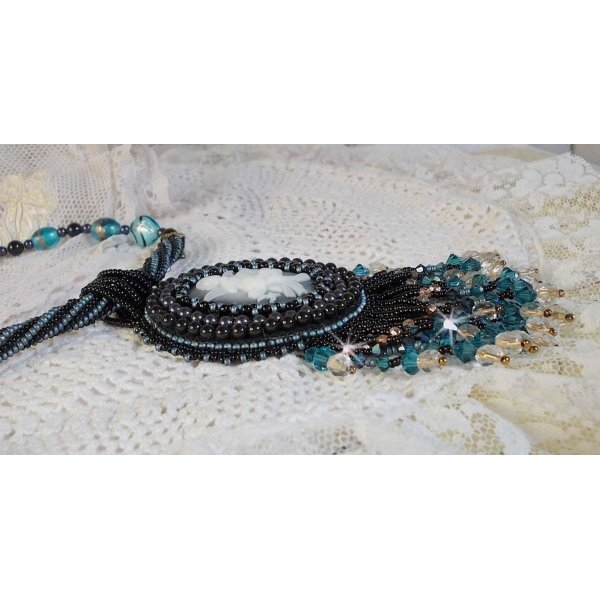 Colar pendente Angelot com anjo acrílico, cristais Swarovski e pérolas de sementes japonesas