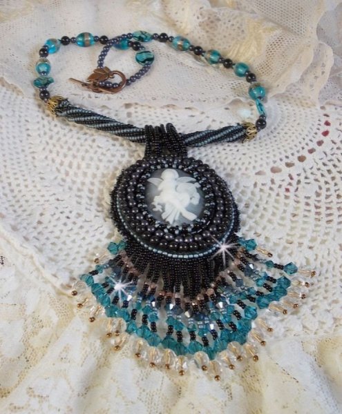 Colar pendente Angelot com anjo acr&iacute;lico, cristais Swarovski e p&eacute;rolas de sementes japonesas