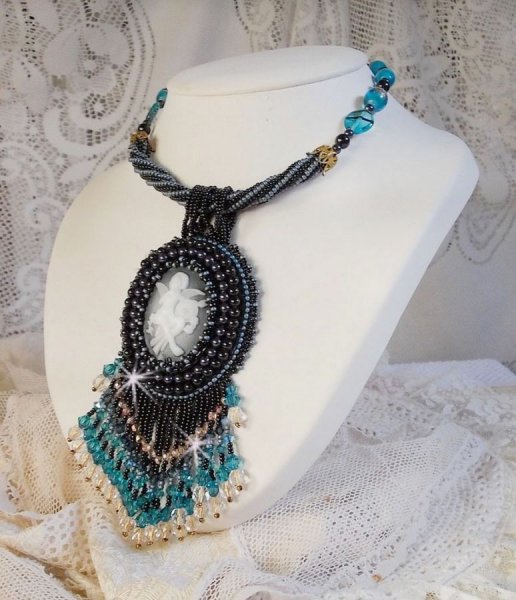 Colar pendente Angelot com anjo acr&iacute;lico, cristais Swarovski e p&eacute;rolas de sementes japonesas