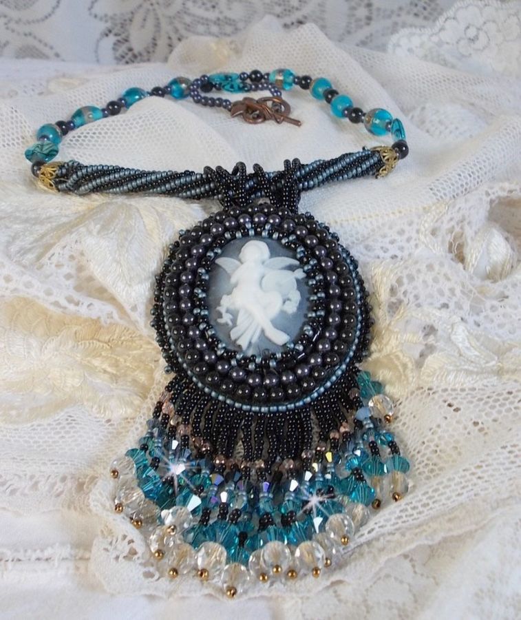 Colar pendente Angelot com anjo acrílico, cristais Swarovski e pérolas de sementes japonesas