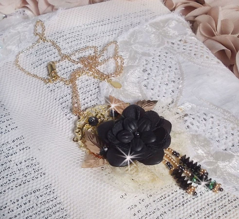 Colar Pingente Preto e Ouro Dreamcatcher com rendas antigas e belos cristais