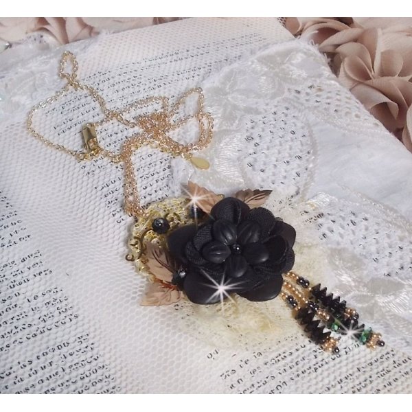 Colar Pingente Preto e Ouro Dreamcatcher com rendas antigas e belos cristais