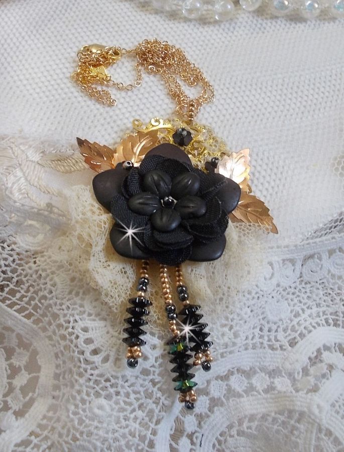 Colar Pingente Preto e Ouro Dreamcatcher com rendas antigas e belos cristais