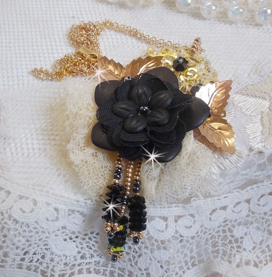Colar Pingente Preto e Ouro Dreamcatcher com rendas antigas e belos cristais
