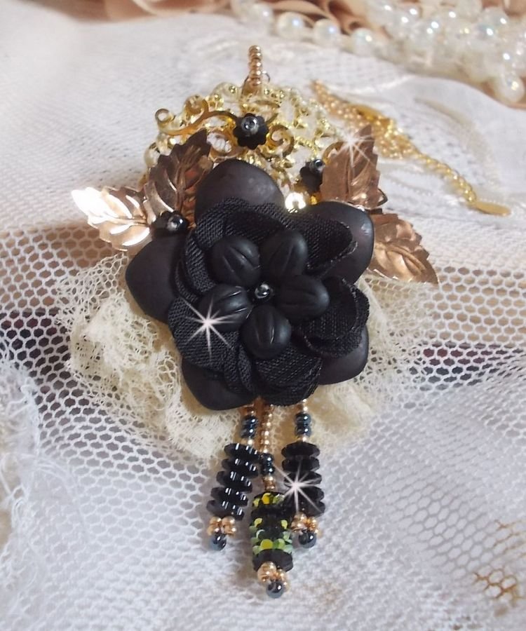 Colar Pingente Preto e Ouro Dreamcatcher com rendas antigas e belos cristais