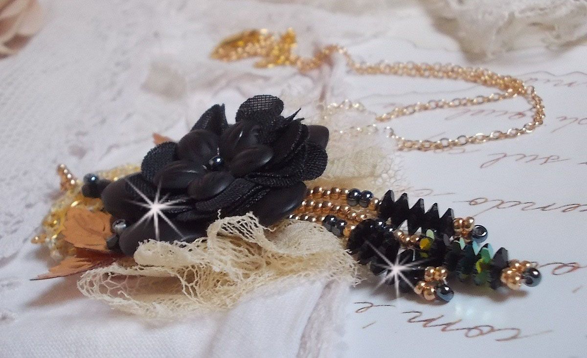Colar Pingente Preto e Ouro Dreamcatcher com rendas antigas e belos cristais
