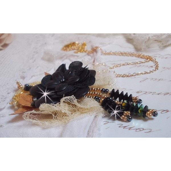 Colar Pingente Preto e Ouro Dreamcatcher com rendas antigas e belos cristais