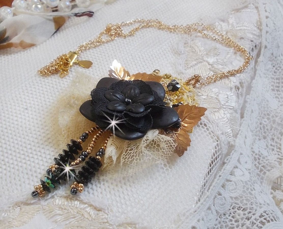 Colar Pingente Preto e Ouro Dreamcatcher com rendas antigas e belos cristais
