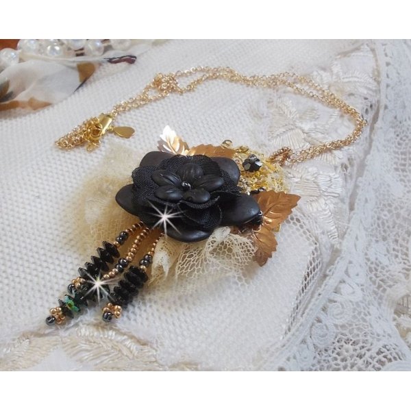 Colar Pingente Preto e Ouro Dreamcatcher com rendas antigas e belos cristais