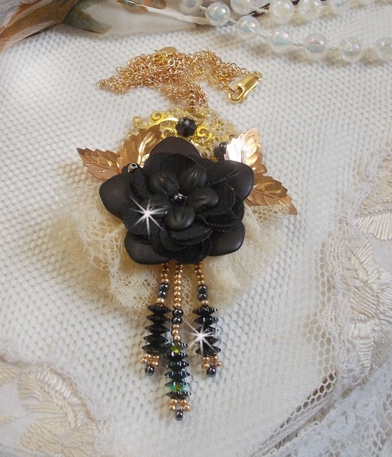 Colar Pingente Preto e Ouro Dreamcatcher com rendas antigas e belos cristais