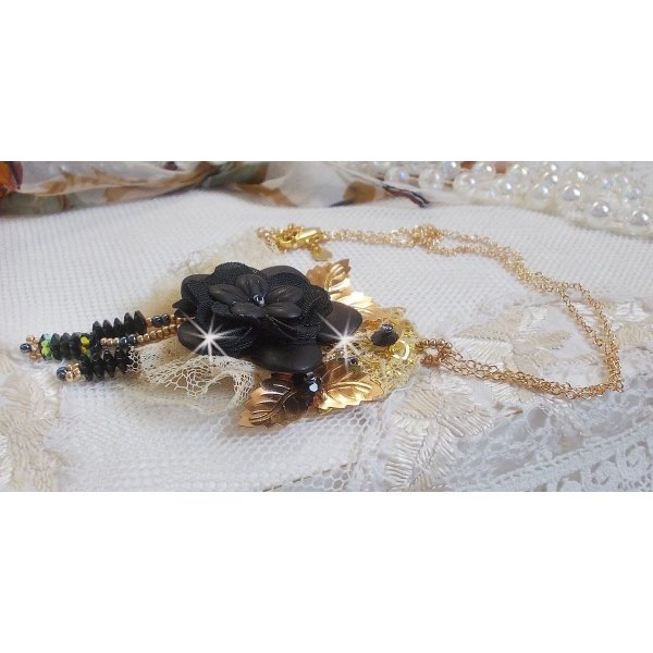 Colar Pingente Preto e Ouro Dreamcatcher com rendas antigas e belos cristais
