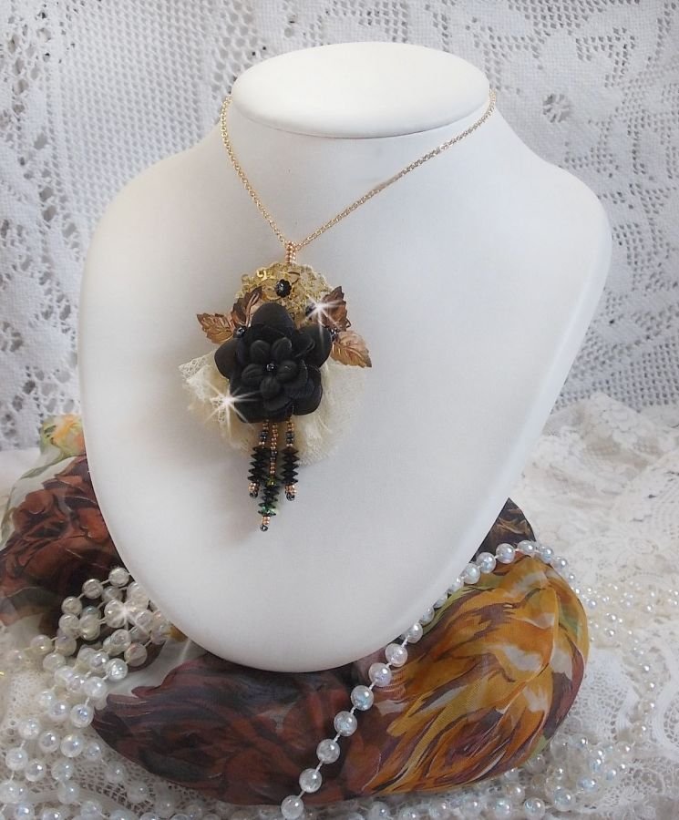 Colar Pingente Preto e Ouro Dreamcatcher com rendas antigas e belos cristais