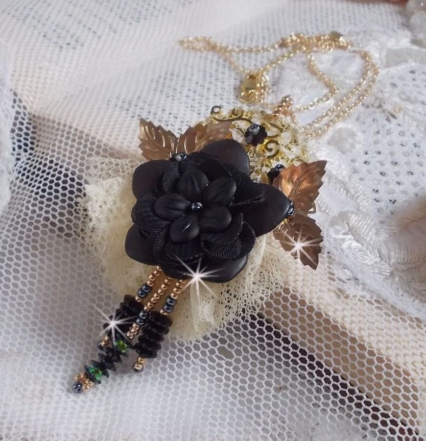 Colar Pingente Preto e Ouro Dreamcatcher com rendas antigas e belos cristais
