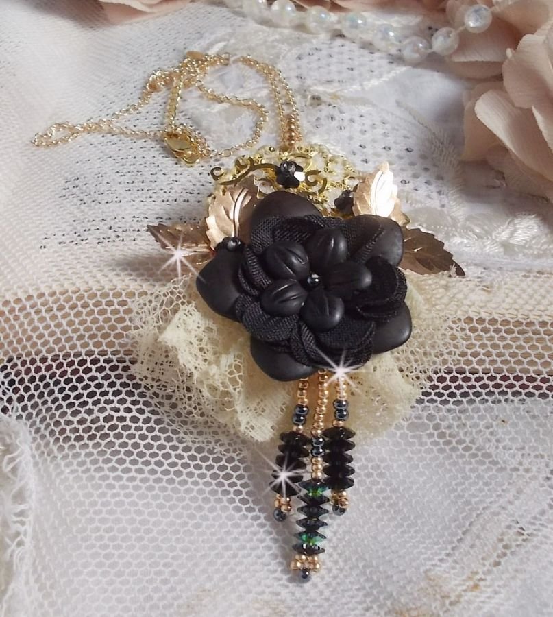 Colar Pingente Preto e Ouro Dreamcatcher com rendas antigas e belos cristais