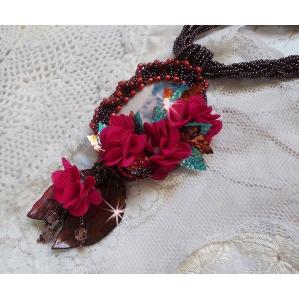 Belle H&eacute;l&egrave;ne Haute-Couture colar pendente com flores de tecido e madrep&eacute;rola