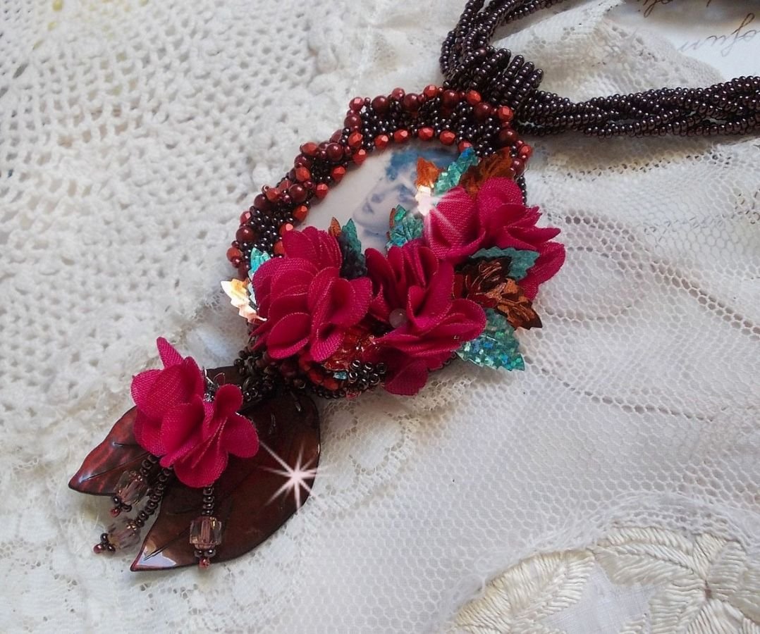 Belle Hélène Haute-Couture colar pendente com flores de tecido e madrepérola