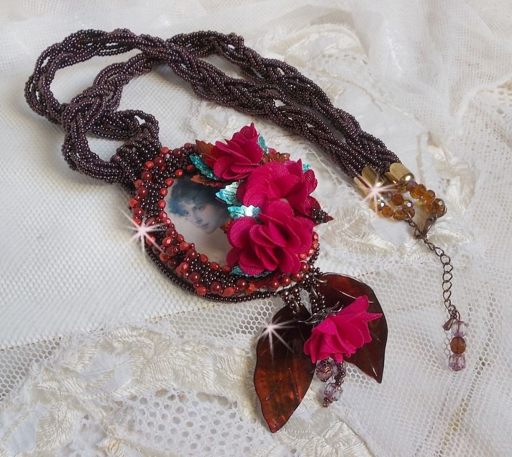 Belle Hélène Haute-Couture colar pendente com flores de tecido e madrepérola