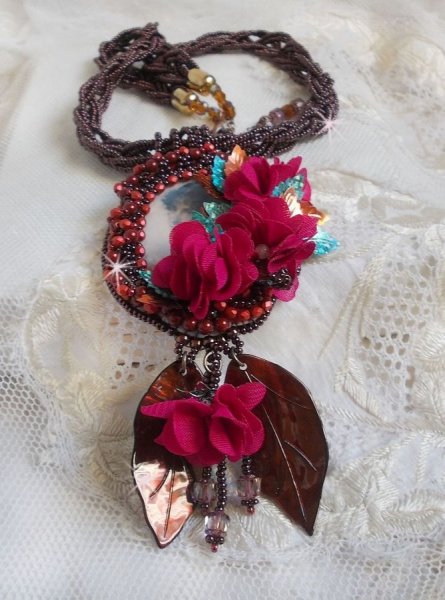 Belle H&eacute;l&egrave;ne Haute-Couture colar pendente com flores de tecido e madrep&eacute;rola