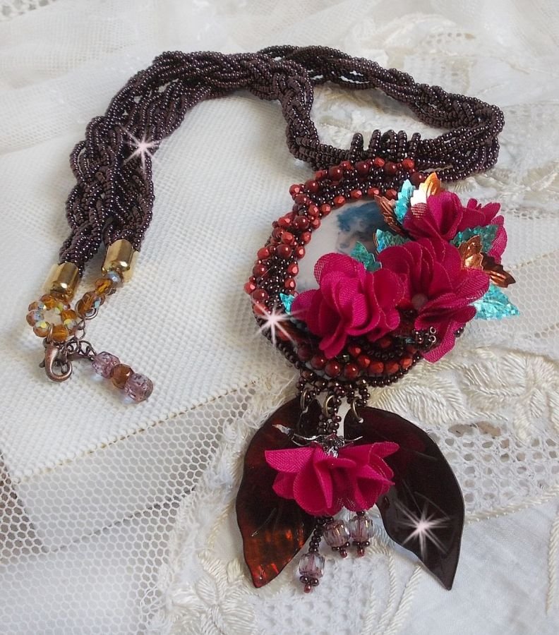 Belle Hélène Haute-Couture colar pendente com flores de tecido e madrepérola