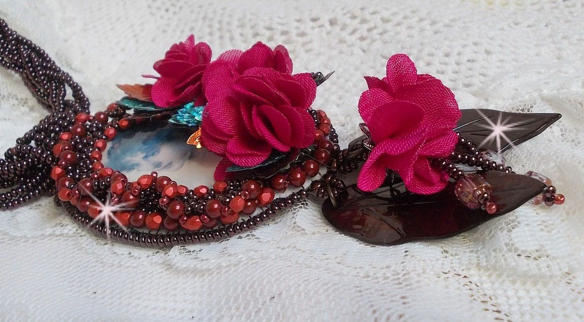 Belle Hélène Haute-Couture colar pendente com flores de tecido e madrepérola