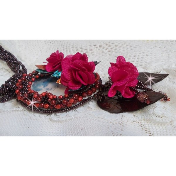 Belle Hélène Haute-Couture colar pendente com flores de tecido e madrepérola