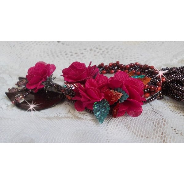 Belle Hélène Haute-Couture colar pendente com flores de tecido e madrepérola