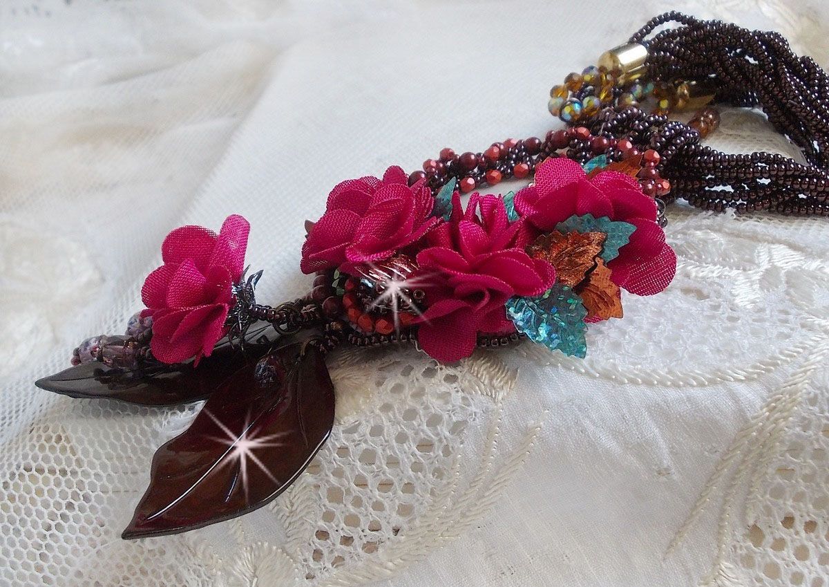 Belle Hélène Haute-Couture colar pendente com flores de tecido e madrepérola