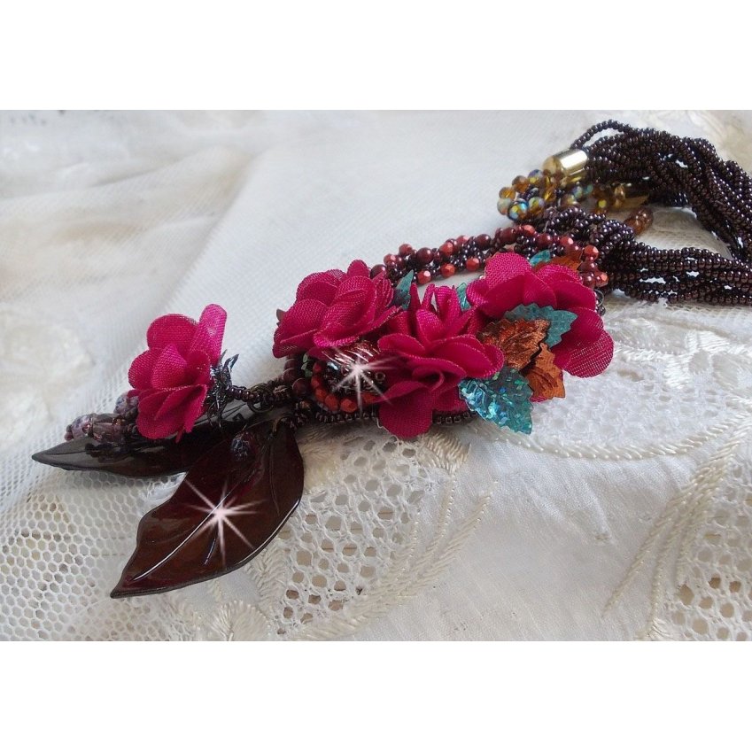 Belle Hélène Haute-Couture colar pendente com flores de tecido e madrepérola