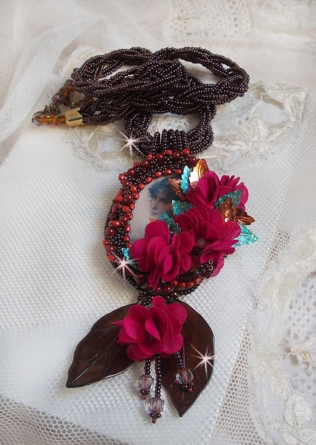 Belle Hélène Haute-Couture colar pendente com flores de tecido e madrepérola