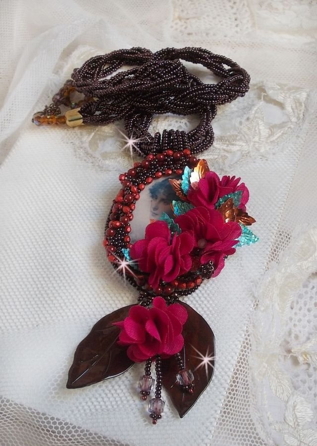 Belle Hélène Haute-Couture colar pendente com flores de tecido e madrepérola