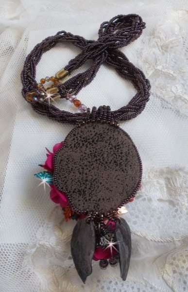 Belle H&eacute;l&egrave;ne Haute-Couture colar pendente com flores de tecido e madrep&eacute;rola