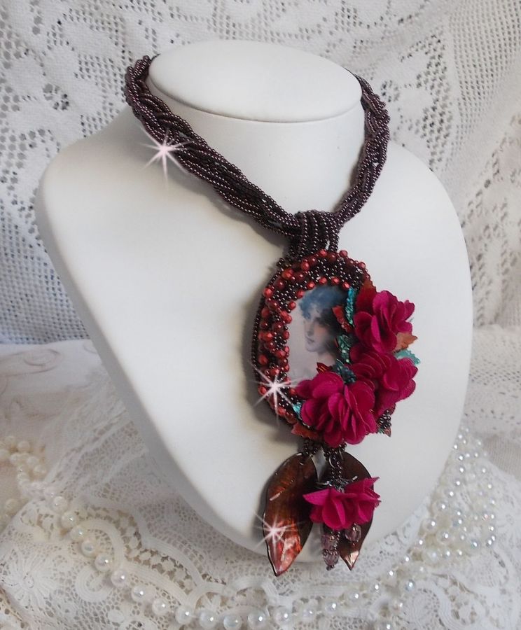 Belle Hélène Haute-Couture colar pendente com flores de tecido e madrepérola