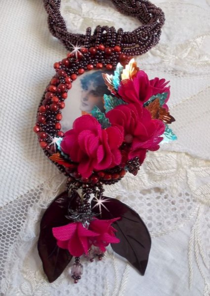 Belle H&eacute;l&egrave;ne Haute-Couture colar pendente com flores de tecido e madrep&eacute;rola