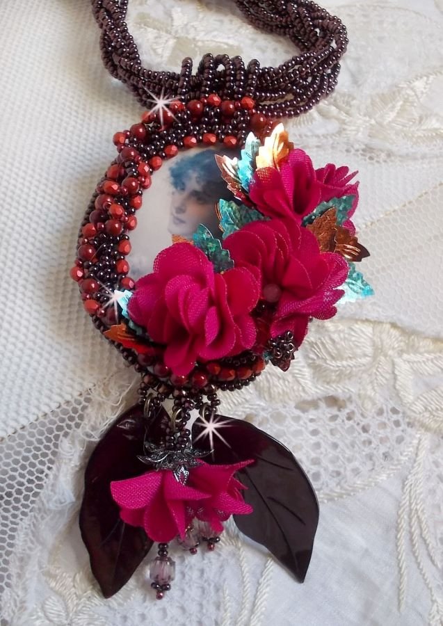 Belle Hélène Haute-Couture colar pendente com flores de tecido e madrepérola