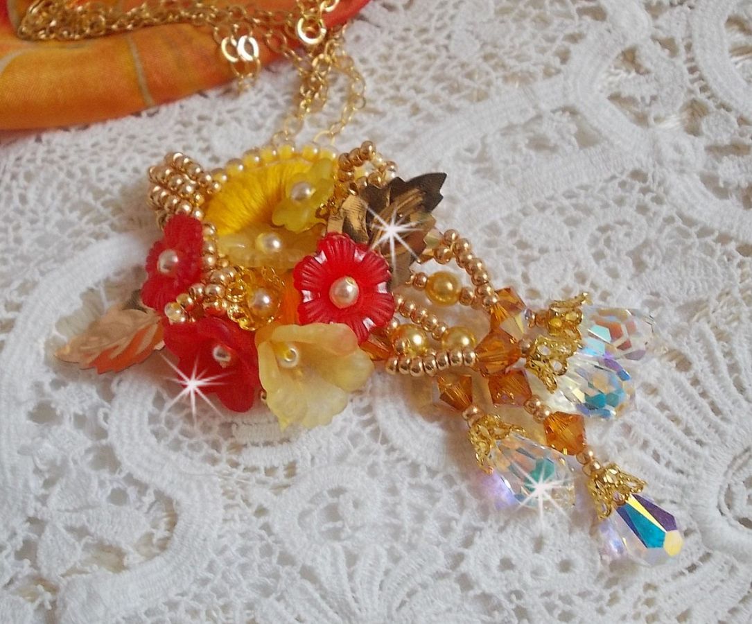 Colar pendente de botão de ouro com vários cristais e pérolas de qualidade