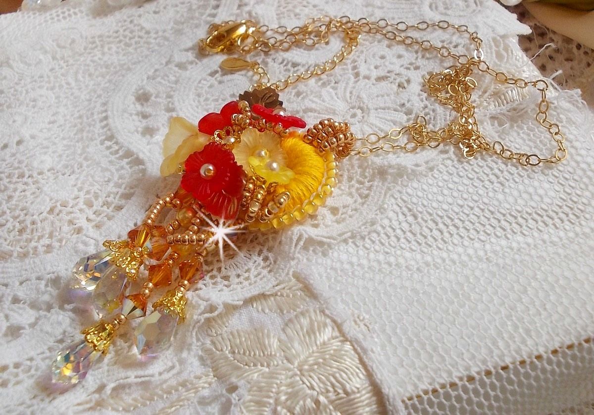 Colar pendente de botão de ouro com vários cristais e pérolas de qualidade