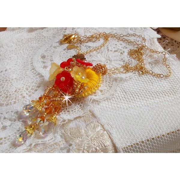 Colar pendente de bot&atilde;o de ouro com v&aacute;rios cristais e p&eacute;rolas de qualidade