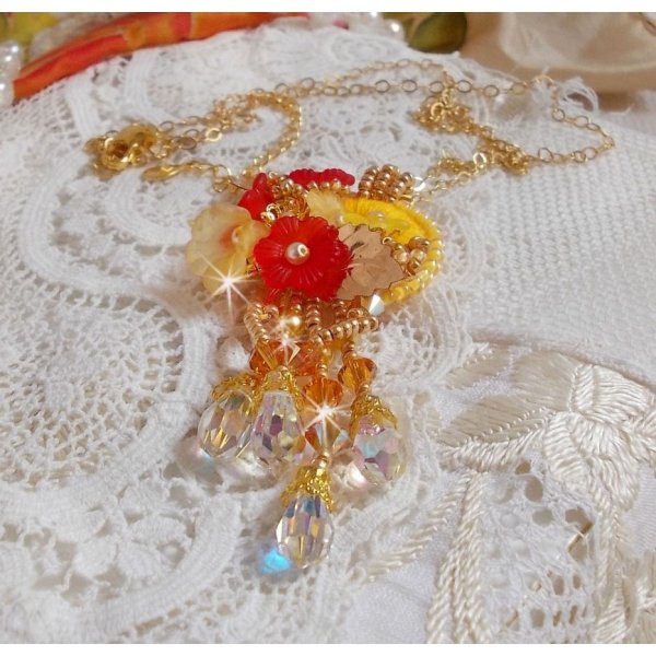 Colar pendente de bot&atilde;o de ouro com v&aacute;rios cristais e p&eacute;rolas de qualidade