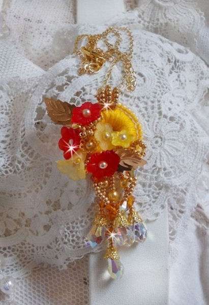 Colar pendente de bot&atilde;o de ouro com v&aacute;rios cristais e p&eacute;rolas de qualidade