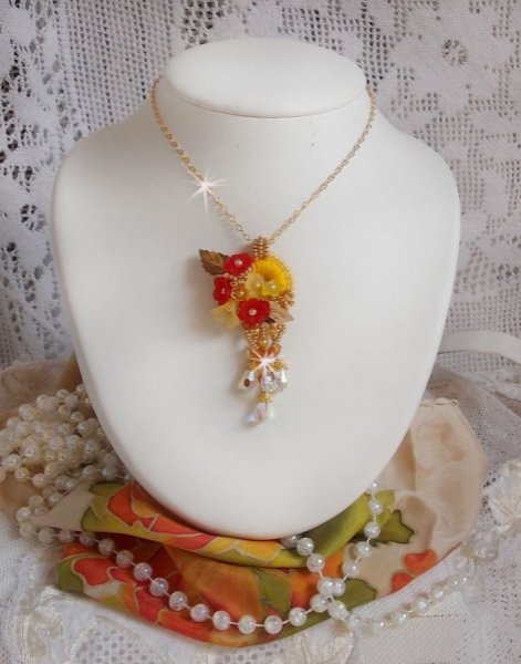 Colar pendente de bot&atilde;o de ouro com v&aacute;rios cristais e p&eacute;rolas de qualidade