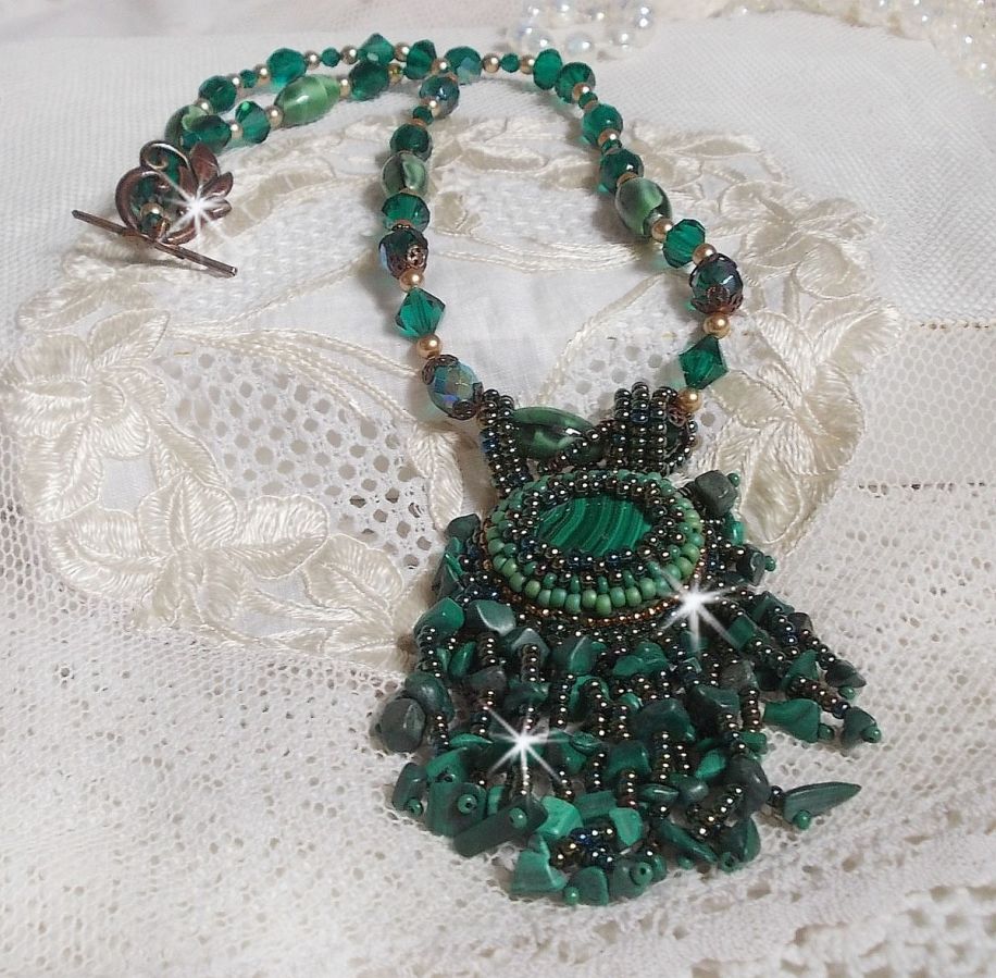 Pingente verde esmeralda bordado com cabochon malaquita natural e chips, cristais, facetas e missangas