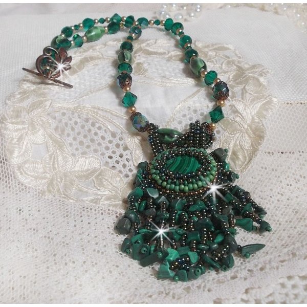 Pingente verde esmeralda bordado com cabochon malaquita natural e chips, cristais, facetas e missangas