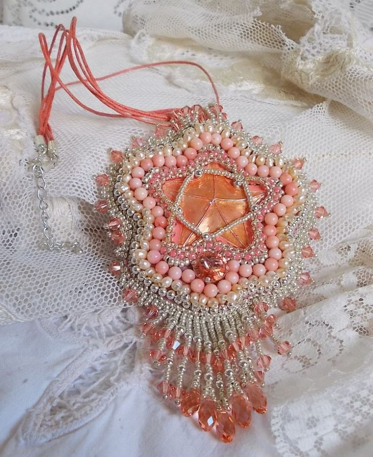 Colar pendente de coral bordado com uma estrela metálica e pérolas cultivadas 
